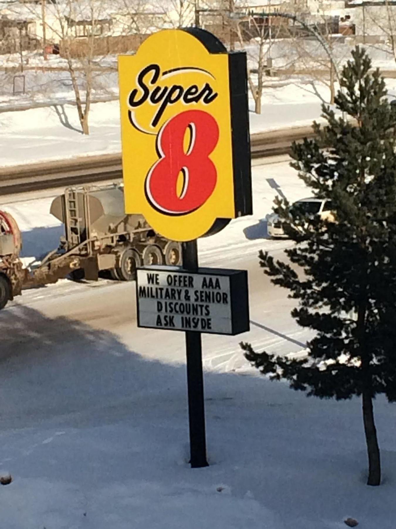 Super 8 By Wyndham Fort Nelson Bc Exterior photo